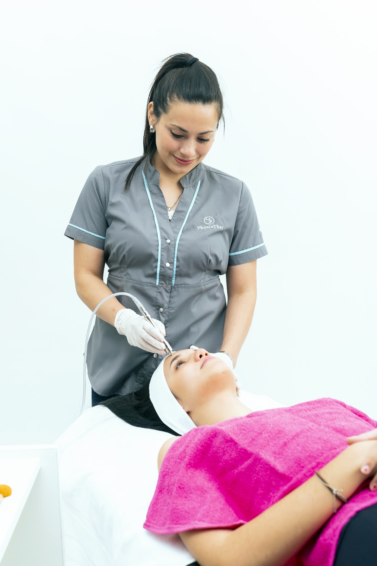 Tratamiento facial con atención personalizada en Physiother Resistencia